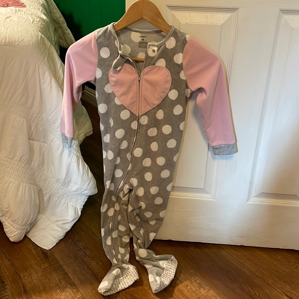 Girls’ pink and grey heart onesie pjs 💓